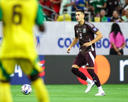 MEXICO - JAMAICA COPA AMERICA 2024 HOUSTON, TX, USA - JUNE 22ND 2024: Copa America first game of Group B between Mexico and Jamaica at the NRG Stadium. 3 Defender Mexico, Cesar Montes coming forward with the ball Mandatory Credit: Toby Tande Avant Sports Houston NRG Stadium Mexico Copyright: xTorbjornxTandex