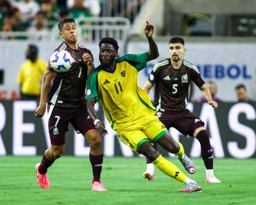 MEXICO - JAMAICA COPA AMERICA 2024 HOUSTON, TX, USA - JUNE 22ND 2024: Copa America first game of Group B between Mexico and Jamaica at the NRG Stadium. 7 Midfielder Mexico, Luis Romo stops 11 Attacker Jamaica, Shamar Nicholson after coming on as a substitutt. Mandatory Credit: Toby Tande Avant Sports Houston NRG Stadium Mexico Copyright: xTorbjornxTandex