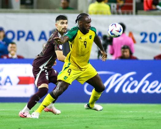 MEXICO - JAMAICA COPA AMERICA 2024 HOUSTON, TX, USA - JUNE 22ND 2024: Copa America first game of Group B between Mexico and Jamaica at the NRG Stadium. 9 Attacker Jamaica, Michail Antonio wins the ball ahead of 5 Defender Mexico, Johan Vazquez Mandatory Credit: Toby Tande Avant Sports Houston NRG Stadium Mexico Copyright: xTorbjornxTandex