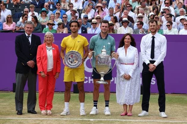 Sport Bilder des Tages 23rd June 2024; Cinch Championships, Queens Club, West Kensington, London, England: Cinch Championships Queens Club, Day 7 mens singles final; Tommy Paul (USA) poses with the Queens Club trophy alongside runner up Lorenzo Musetti (ITA) who holds the runners up plate, Chairmen of Constellation Automotive Group Avril Palmer-Baunack, LTA President Sandi Procter, Chair of the Queen& x2019;s Club Simon Greenwell and Tournament Director Jamie Murray  ActionPlus12659309 JohnxPatrickxFletcher