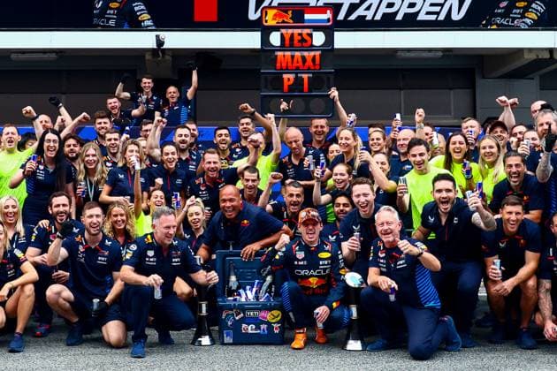 Max Verstappen of the Netherlands and Oracle Red Bull Racing, Team Principal Christian Horner and Team Oracle Red Bull Racing team photo celebration after winning the Race, Race, F1 Grand Prix of Spain, Circuit de Barcelona Catalunya on June 23, 2024 in Barcelona, Spain Photo by Diogo Cardoso DeFodi Images Max Verstappen of the Netherlands and Oracle Red Bull Racing, Team Principal Christian Horner and Team Oracle Red Bull Racing team photo celebration after winning the Race, Race, F1 Grand Prix of Spain, Circuit de Barcelona Catalunya on June 23, 2024 in Barcelona, Spain Photo by Diogo Cardoso DeFodi Images Defodi 645 f1spa20240623 2443 Defodi-645