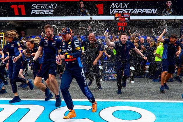 Max Verstappen of the Netherlands and Oracle Red Bull Racing, Team Principal Christian Horner and Team Oracle Red Bull Racing team photo celebration after winning the Race, Race, F1 Grand Prix of Spain, Circuit de Barcelona Catalunya on June 23, 2024 in Barcelona, Spain Photo by Diogo Cardoso DeFodi Images Max Verstappen of the Netherlands and Oracle Red Bull Racing, Team Principal Christian Horner and Team Oracle Red Bull Racing team photo celebration after winning the Race, Race, F1 Grand Prix of Spain, Circuit de Barcelona Catalunya on June 23, 2024 in Barcelona, Spain Photo by Diogo Cardoso DeFodi Images Defodi 645 f1spa20240623 2457 Defodi-645