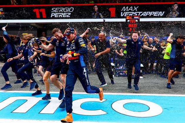Max Verstappen of the Netherlands and Oracle Red Bull Racing, Team Principal Christian Horner and Team Oracle Red Bull Racing team photo celebration after winning the Race, Race, F1 Grand Prix of Spain, Circuit de Barcelona Catalunya on June 23, 2024 in Barcelona, Spain Photo by Diogo Cardoso DeFodi Images Max Verstappen of the Netherlands and Oracle Red Bull Racing, Team Principal Christian Horner and Team Oracle Red Bull Racing team photo celebration after winning the Race, Race, F1 Grand Prix of Spain, Circuit de Barcelona Catalunya on June 23, 2024 in Barcelona, Spain Photo by Diogo Cardoso DeFodi Images Defodi 645 f1spa20240623 2458 Defodi-645