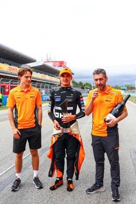 Lando Norris of Great Britain and McLaren, Oscar Piastri of Australia and McLaren and Team Principal Andrea Stella celebrate after winning the Race, Race, F1 Grand Prix of Spain, Circuit de Barcelona Catalunya on June 23, 2024 in Barcelona, Spain Photo by Diogo Cardoso DeFodi Images Lando Norris of Great Britain and McLaren, Oscar Piastri of Australia and McLaren and Team Principal Andrea Stella celebrate for a photo in the grid after second place in the Race, Race, F1 Grand Prix of Spain, Circuit de Barcelona Catalunya on June 23, 2024 in Barcelona, Spain Photo by Diogo Cardoso DeFodi Images Defodi 645 f1spa20240623 2526 Defodi-645