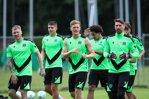 23 06 2024, xtgx, Fußball 2 Bundesliga, Hannover 96 Auftakttraining emspor, v l Mannschaft beim Wamlaufen, Spieler um Andreas Voglsammer Hannover, 32 , Nicolo Tresoldi Hannover, 9 , Marcel Halstenberg Hannover, 23 , Ron Robert Zieler Hannover, 16 werden von Insekten umkreist DFLB DFB REGULATIONS PROHIBIT ANY USE OF PHOTOGRAPHS as IMAGE SEQUENCES and or QUASI VIDEO Hannover