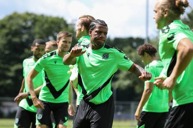 23 06 2024, xtgx, Fußball 2 Bundesliga, Hannover 96 Auftakttraining emspor, v l Jessic Ngankam Hannover DFL DFB REGULATIONS PROHIBIT ANY USE OF PHOTOGRAPHS as IMAGE SEQUENCES and or QUASI VIDEO Hannover