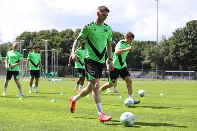 23 06 2024, xtgx, Fußball 2 Bundesliga, Hannover 96 Auftakttraining emspor, v l Josh Knight Hannover DFL DFB REGULATIONS PROHIBIT ANY USE OF PHOTOGRAPHS as IMAGE SEQUENCES and or QUASI VIDEO Hannover