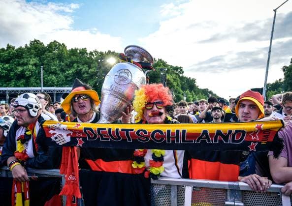 Football, EM 2024 Fan Zone in Berlin at the Brandenburg Gate 23 06 2024, xdanx, Football, EM 2024 Fan Zone in Berlin at the Brandenburg Gate, v l emotions, fans, atmosphere, flags, logo, Germany,Germany,spectators, jerseys Berlin Fan Mile Berlin Germany EN Copyright: xDanielxLakomskix