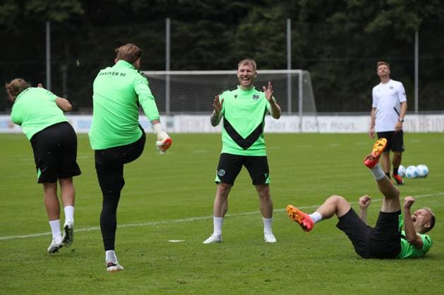 23 06 2024, xtgx, Fußball 2 Bundesliga, Hannover 96 Auftakttraining emspor, v l Andreas Voglsammer Hannover, 32 , Havard Nielsen Hannover, 1 laughs, smiles, positive, satisfied DFL DFB REGULATIONS PROHIBIT ANY USE OF PHOTOGRAPHS as IMAGE SEQUENCES and or QUASI VIDEO Hannover