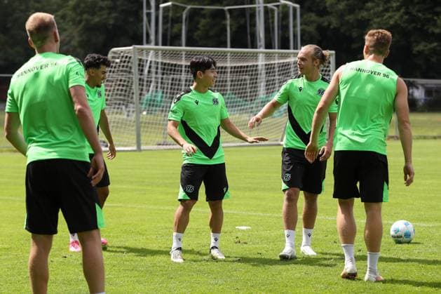 23 06 2024, xtgx, Fußball 2 Bundesliga, Hannover 96 Auftakttraining emspor, v l Hyun Ju Lee Hyunju, Hannover , Lars Gindorf Hannover DFL DFB REGULATIONS PROHIBIT ANY USE OF PHOTOGRAPHS as IMAGE SEQUENCES and or QUASI VIDEO Hannover