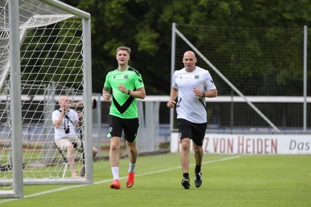 23 06 2024, xtgx, Fußball 2 Bundesliga, Hannover 96 Auftakttraining emspor, v l Josh Knight Hannover im Einzeltraining DFL DFB REGULATIONS PROHIBIT ANY USE OF PHOTOGRAPHS as IMAGE SEQUENCES and or QUASI VIDEO Hannover