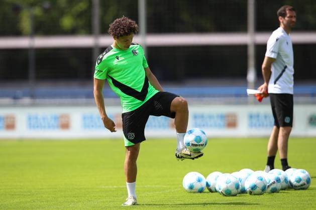 23 06 2024, xtgx, Fußball 2 Bundesliga, Hannover 96 Auftakttraining emspor, v l Montell Ndikom Hannover DFL DFB REGULATIONS PROHIBIT ANY USE OF PHOTOGRAPHS as IMAGE SEQUENCES and or QUASI VIDEO Hannover