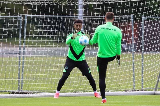 23 06 2024, xtgx, Fußball 2 Bundesliga, Hannover 96 Auftakttraining emspor, v l Leon Oumar Wechsel Hannover, 39 DFL DFB REGULATIONS PROHIBIT ANY USE OF PHOTOGRAPHS as IMAGE SEQUENCES and or QUASI VIDEO Hannover