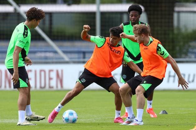 23 06 2024, xtgx, Fußball 2 Bundesliga, Hannover 96 Auftakttraining emspor, v l Antonio Foti Hannover , Jannik Dehm Hannover Zweikampf, Duell, Kampf, tackle DFL DFB REGULATIONS PROHIBIT ANY USE OF PHOTOGRAPHS as IMAGE SEQUENCES and or QUASI VIDEO Hannover