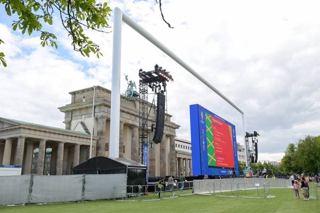 Berlin, Germany June 23, 2024 European Football Championship 2024 In the picture Brandenburg Gate, the gate frame and the giant screen on the still empty fan zone Copyright: xFotostandx xReuhlx