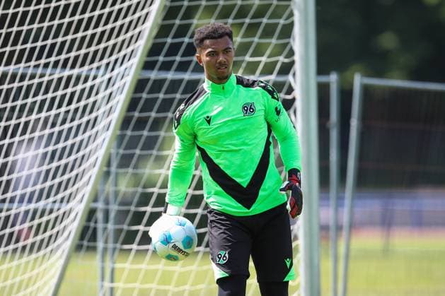 23 06 2024, xtgx, Fußball 2 Bundesliga, Hannover 96 Auftakttraining emspor, v l Leon Oumar Wechsel Hannover, 39 DFL DFB REGULATIONS PROHIBIT ANY USE OF PHOTOGRAPHS as IMAGE SEQUENCES and or QUASI VIDEO Hannover