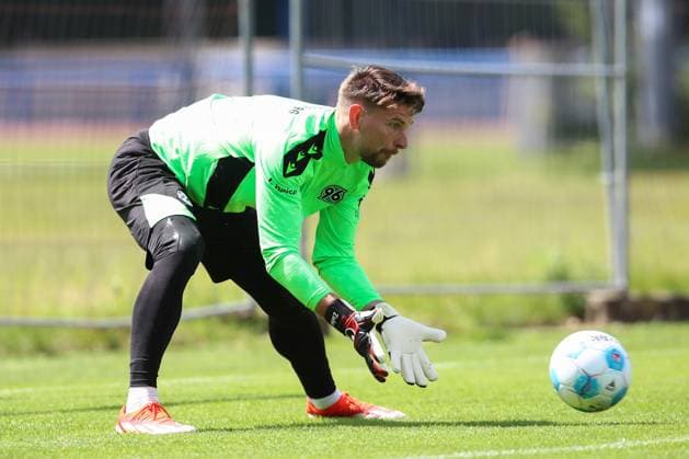 23 06 2024, xtgx, Fußball 2 Bundesliga, Hannover 96 Auftakttraining emspor, v l Ron Robert Zieler Hannover, 16 Parade, haelt den Ball, faengt den Ball, pariert DFL DFB REGULATIONS PROHIBIT ANY USE OF PHOTOGRAPHS as IMAGE SEQUENCES and or QUASI VIDEO Hannover