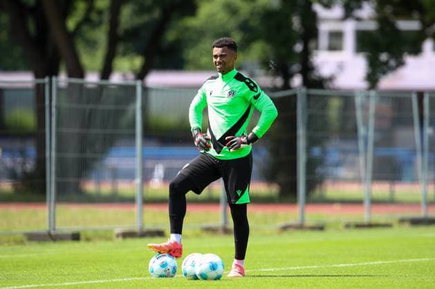 23 06 2024, xtgx, Fußball 2 Bundesliga, Hannover 96 Auftakttraining emspor, v l Leon Oumar Wechsel Hannover, 39 DFL DFB REGULATIONS PROHIBIT ANY USE OF PHOTOGRAPHS as IMAGE SEQUENCES and or QUASI VIDEO Hannover