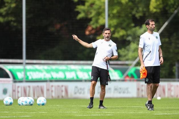 23 06 2024, xtgx, Fußball 2 Bundesliga, Hannover 96 Auftakttraining emspor, v l Stefan Leitl Hannover, Trainer gibt Anweisungen, gestikuliert mit den Armen, gesticulate, gives instructions DFL DFB REGULATIONS PROHIBIT ANY USE OF PHOTOGRAPHS as IMAGE SEQUENCES and or QUASI VIDEO Hannover