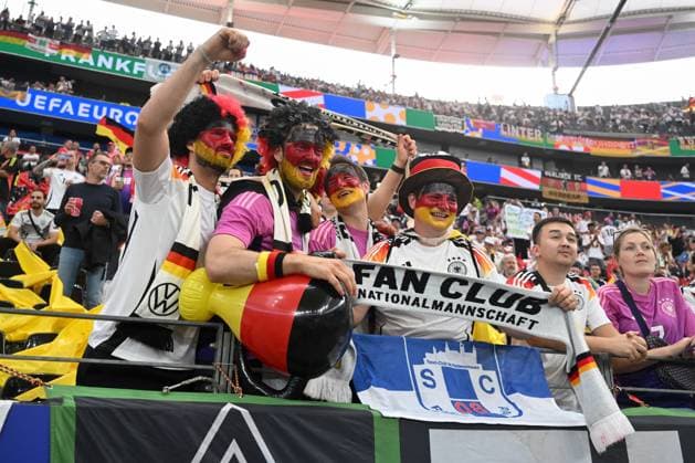23 06 2024, xjhx, European Football Championship 2024, Switzerland Germany emspor, v l symbol photo, symbol image, symbol fans, spectators, audience, tribute German fans UEFA REGULATIONS PROHIBIT ANY USE OF PHOTOGRAPHS as IMAGE SEQUENCES and or QUASI VIDEO Frankfurt