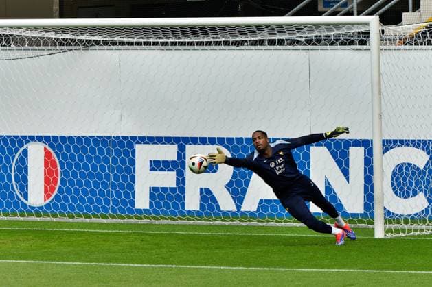 Mike Maignan of of France during the training session at the Home Deluxe Arena in Paderbon, Germany on 23 June 2024. during UEFA EURO, EM, Europameisterschaft,Fussball 2024 - France training session, UEFA European Football Championship in Leipzig, Germany, June 23 2024  Copyright: xx xx IPA_Agency_IPA47408779