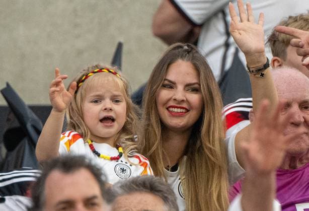 Soccer, Men, Season 2023 24, Euro EM 2024, Group A 3 Matchday in Frankfurt, Switzerland Germany, Lisa Füllkrug wife of Niclas Füllkrug with daughter Emilia in the stands, 23 06 2024, Copyright: xMatthiasxKochx