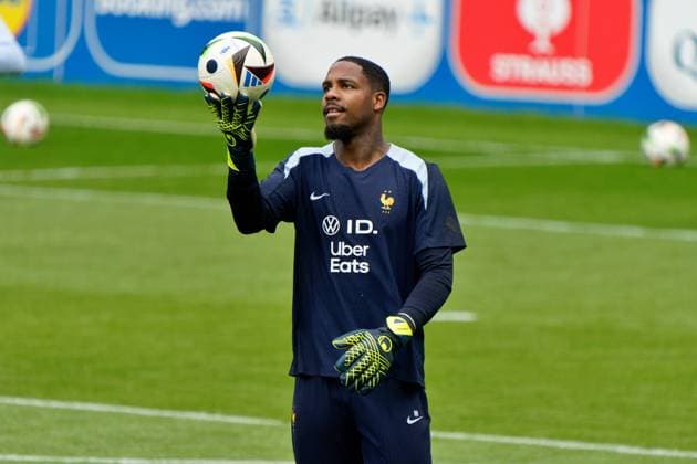 Leipzig: Mike Maignan of of France during the training session at the Home Deluxe Arena in Paderbon, Germany on 23 June 2024. during UEFA EURO, EM, Europameisterschaft,Fussball 2024 - France training session, UEFA European Football Championship in Leipzig, Germany, June 23 2024 UEFA European Football Championship - UEFA Euro 2024 - France training session  - ZUMAp169 20240623_zsa_p169_615 Copyright: xIPAx