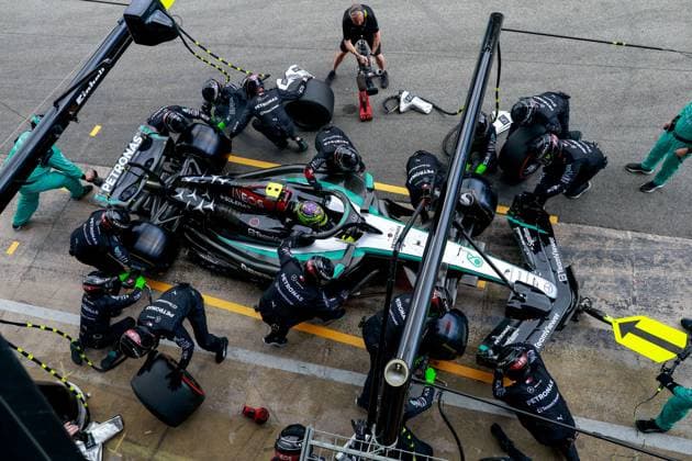 44 HAMILTON Lewis (gbr), Mercedes AMG F1 Team W15, action mechanic, mecanicien, mechanics during the Formula 1 Aramco Gran Premio de Espana 2024, 10th round of the 2024 Formula One World Championship, WM, Weltmeisterschaft from June 21 to 23, 2024 on the Circuit de Barcelona-Catalunya, in Montmeló, Spain - F1 - SPANISH GRAND PRIX 2024 DPPI Panoramic  240623_R10_SPAGNA_DP_F12024GP10ESP_JK421285
