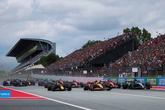 Start of the race: 01 VERSTAPPEN Max (nld), Red Bull Racing RB20, 04 NORRIS Lando (gbr), McLaren F1 Team MCL38, 63 RUSSELL George (gbr), Mercedes AMG F1 Team W15, action during the Formula 1 Aramco Gran Premio de Espana 2024, 10th round of the 2024 Formula One World Championship, WM, Weltmeisterschaft from June 21 to 23, 2024 on the Circuit de Barcelona-Catalunya, in Montmeló, Spain - F1 - SPANISH GRAND PRIX 2024 DPPI Panoramic  240623_R10_SPAGNA_DP_F122024GP10ESP9848