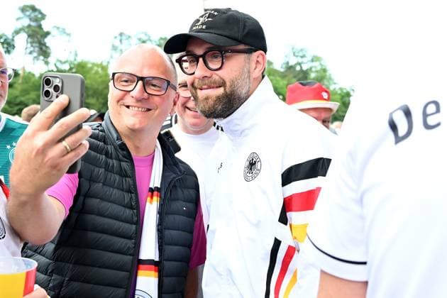 23 06 2024, xjrdrx, European Football Championship 2024, Switzerland Germany emspor, v l Singer Songwriter and Football Fan, Mark Forster DFL DFB REGULATIONS PROHIBIT ANY USE OF PHOTOGRAPHS as IMAGE SEQUENCES and or QUASI VIDEO Frankfurt