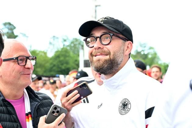 23 06 2024, xjrdrx, European Football Championship 2024, Switzerland Germany emspor, v l Singer Songwriter and Football Fan, Mark Forster DFL DFB REGULATIONS PROHIBIT ANY USE OF PHOTOGRAPHS as IMAGE SEQUENCES and or QUASI VIDEO Frankfurt