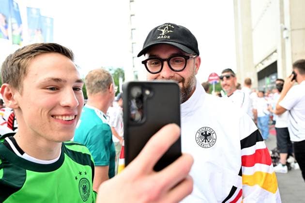23 06 2024, xjrdrx, European Football Championship 2024, Switzerland Germany emspor, v l Singer Songwriter and Football Fan, Mark Forster DFL DFB REGULATIONS PROHIBIT ANY USE OF PHOTOGRAPHS as IMAGE SEQUENCES and or QUASI VIDEO Frankfurt