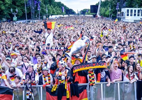 Fussball, EM 2024 Fan Zone in Berlin am Brandenburger Tor 23.06.2024, xdanx, Fussball, EM 2024 Fan Zone in Berlin am Brandenburger Tor, v.l. Emotionen, Fans, Stimmung, Fahnen, Logo, Deutschland,Germany,Zuschauer, Trikots Berlin Fanmeile Berlin Deutschland (DE) *** Football, EM 2024 Fan Zone in Berlin at the Brandenburg Gate 23 06 2024, xdanx, Football, EM 2024 Fan Zone in Berlin at the Brandenburg Gate, v l emotions, fans, atmosphere, flags, logo, Germany,Germany,spectators, jerseys Berlin Fan Mile Berlin Germany EN Copyright: xDanielxLakomskix