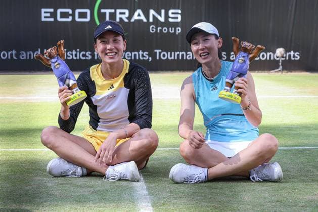 Sport Themen der Woche KW25 Sport Bilder des Tages Doppelsiegerinnen 2024: Xinyu Wang (CHN) und Saisai Zheng (CHN), ecotrans Ladies Open 2024, Berlin, LTTC Rot-Weiß , 23.06.2024, *** Doubles winners 2024 Xinyu Wang CHN and Saisai Zheng CHN , ecotrans Ladies Open 2024, Berlin, LTTC Rot Weiß , 23 06 2024, Copyright: xClaudioxGärtnerx