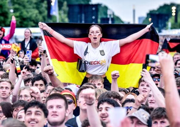 Football, EM 2024 Fan Zone in Berlin at the Brandenburg Gate 23 06 2024, xdanx, Football, EM 2024 Fan Zone in Berlin at the Brandenburg Gate, v l emotions, fans, atmosphere, flags, logo, Germany,Germany,spectators, jerseys Berlin Fan Mile Berlin Germany EN Copyright: xDanielxLakomskix
