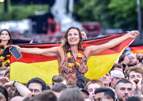 Football, EM 2024 Fan Zone in Berlin at the Brandenburg Gate 23 06 2024, xdanx, Football, EM 2024 Fan Zone in Berlin at the Brandenburg Gate, v l emotions, fans, atmosphere, flags, logo, Germany,Germany,spectators, jerseys Berlin Fan Mile Berlin Germany EN Copyright: xDanielxLakomskix