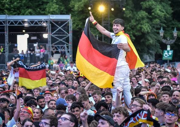 Football, EM 2024 Fan Zone in Berlin at the Brandenburg Gate 23 06 2024, xdanx, Football, EM 2024 Fan Zone in Berlin at the Brandenburg Gate, v l emotions, fans, atmosphere, flags, logo, Germany,Germany,spectators, jerseys Berlin Fan Mile Berlin Germany EN Copyright: xDanielxLakomskix