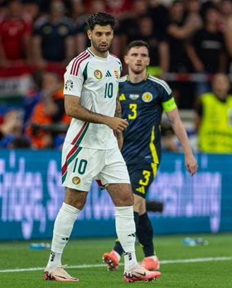 Football - UEFA EURO, EM, Europameisterschaft,Fussball 2024 - Group A - Scotland v Hungary STUTTGART, GERMANY - Sunday, June 23, 2024: Hungary s captain Dominik Szoboszlai (L) and his Liverpool team-mate Scotland s captain Andy Robertson during the UEFA Euro 2024 Group A match between Scotland and Hungary at the Stuttgart Arena. (Photo by David Rawcliffe Propaganda) STUTTGART Stuttgart Arena BADEN-WÜRTTEMBERG GERMANY  Copyright: xDavidxRawcliffex P2024-06-23-Scotland_Hungary-39