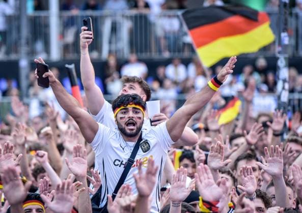 Football, EM 2024 Fan Zone in Berlin at the Brandenburg Gate 23 06 2024, xdanx, Football, EM 2024 Fan Zone in Berlin at the Brandenburg Gate, v l emotions, fans, atmosphere, flags, logo, Germany,Germany,spectators, jerseys Berlin Fan Mile Berlin Germany EN Copyright: xDanielxLakomskix