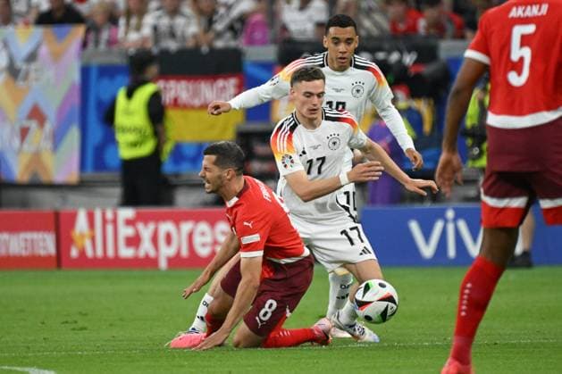 23 06 2024, xjhx, European Football Championship 2024, Switzerland Germany emspor, v l Remo Freuler Switzerland, 8 , Florian Wirtz Germany, 17 duel, fight, tackle UEFA REGULATIONS PROHIBIT ANY USE OF PHOTOGRAPHS as IMAGE SEQUENCES and or QUASI VIDEO Frankfurt