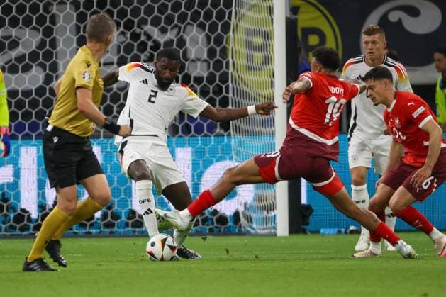 Antonio Ruediger GER, 02 on the ball with Dan Ndoye Switzerland, 19 under the observation of referee Daniele Orsato Italy , Football, UEFA , European Championship, Group A 2024, Switzerland vs Germany, 23 06 2024, Frankfurt Arena, Frankfurt, Germany Frankfurt Frankfurt Arena Hessen Germany Copyright: xGrantxHubbsx