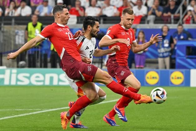 240619 EURO2024 SWITZERLAND VS GERMANY Fabian Schar (22) of Switzerland and Silvan Widmer (3) of Switzerland defending on Ilkay Gundogan (21) of Germany during a soccer game between the national teams of Switzerland and Germany on the third matchday in Group A in the group stage of the UEFA EURO, EM, Europameisterschaft,Fussball 2024 tournament , on Sunday 23 June 2024 in Frankfurt , Germany . PHOTO SPORTPIX David Catry FRANKFURT GERMANY  Copyright: xx 467887