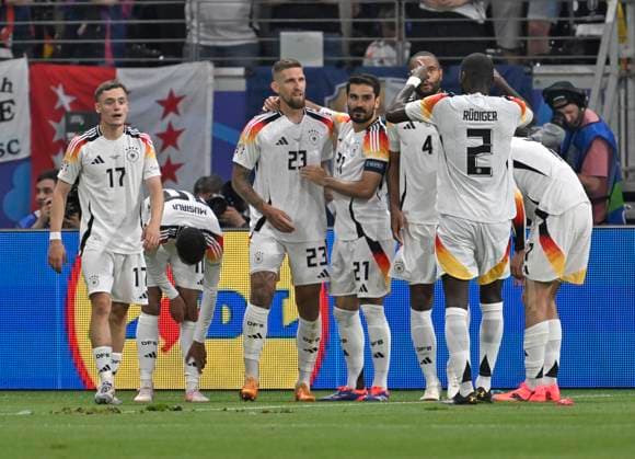 23 06 2024, Football UEFA EURO 2024, preliminary round, match day 3, Germany Switzerland, at the Frankfurt Arena in Frankfurt am Main, from left Florian Wirtz Germany , Jamal Musiala Germany Robert Andrich Germany and Jonathan Tah Germany , Jonathan Tah Germany , and Antonio Rüdiger Germany cheer