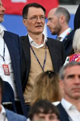 23 06 2024, xjrdrx, European Football Championship 2024, Switzerland Germany emspor, v l Karl Lauterbach SPD German Federal Minister of Health DFL DFB REGULATIONS PROHIBIT ANY USE OF PHOTOGRAPHS as IMAGE SEQUENCES and or QUASI VIDEO Frankfurt