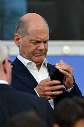 23 06 2024, xjrdrx, European Football Championship 2024, Switzerland Germany emspor, f l Federal Chancellor Olaf Scholz SPD with cell phone smartphone phone DFL DFB REGULATIONS PROHIBIT ANY USE OF PHOTOGRAPHS as IMAGE SEQUENCES and or QUASI VIDEO Frankfurt