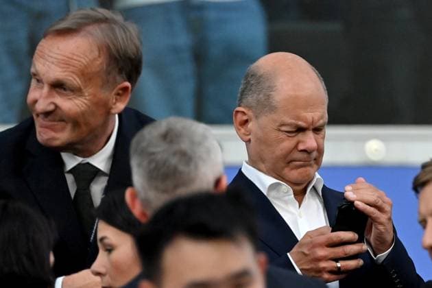 23 06 2024, xjrdrx, European Football Championship 2024, Switzerland Germany emspor, f l Federal Chancellor Olaf Scholz SPD with cell phone smartphone phone DFL DFB REGULATIONS PROHIBIT ANY USE OF PHOTOGRAPHS as IMAGE SEQUENCES and or QUASI VIDEO Frankfurt