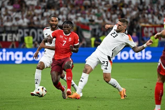 23 06 2024, xjhx, European Football Championship 2024, Switzerland Germany emspor, v l Jonathan Tah Germany, 4 , Breel Embolo Switzerland, 7 , Robert Andrich Germany, 23 duel, fight, tackle UEFA REGULATES PROHIBIT ANY USE OF PHOTOGRAPHS as IMAGE SEQUENCES and or QUASI VIDEO Frankfurt