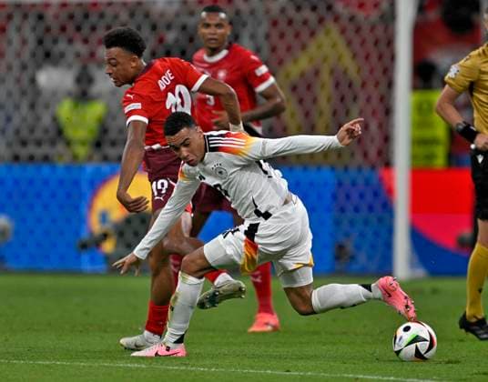 23 06 2024, Football UEFA EURO 2024, Preliminary Round, Matchday 3, Germany Switzerland, at Frankfurt Arena in Frankfurt am Main, v l Dan Ndoye Switzerland vs Jamal Musiala Germany