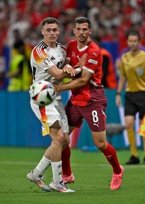 23 06 2024, Football UEFA EURO 2024, preliminary round, match day 3, Germany Switzerland, at the Frankfurt Arena in Frankfurt am Main, f l Florian Wirtz Germany vs Remo Freuler Switzerland
