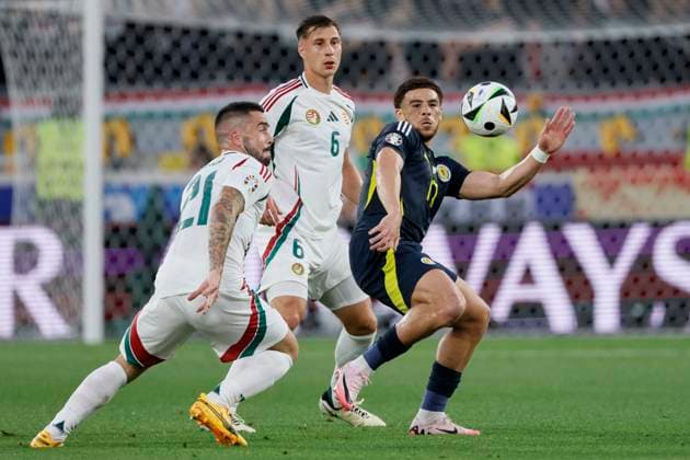 Scotland v Hungary: Group A - UEFA EURO, EM, Europameisterschaft,Fussball 2024 Willi Orban, Endre Botka of Hungary and Che Adams of Scotland challenge during the UEFA EURO 2024 group stage match between Scotland and Hungary at Stuttgart Arena on June 23, 2024 in Stuttgart, Germany. Stuttgart Stuttgart Arena Germany Germany Copyright: xRichardxSellers Sportsphoto APLx 14042339